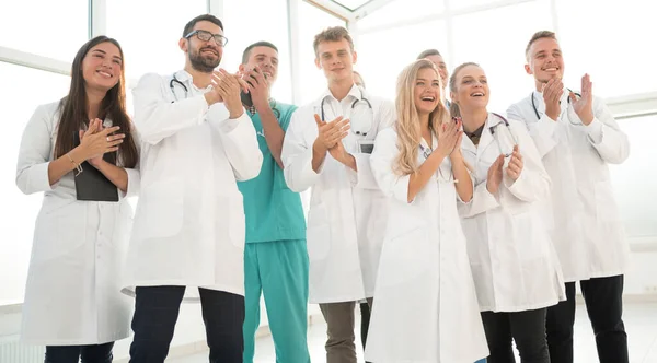 Grupo de diversos miembros del personal médico aplaudiendo juntos — Foto de Stock