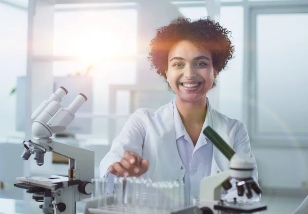 Femme scientifique travaillant dans le laboratoire — Photo