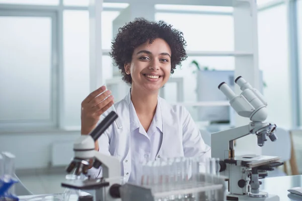 Kobieta naukowiec pracujący w laboratorium — Zdjęcie stockowe