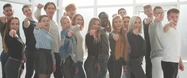 Grupo de jóvenes de ideas afines que te señalan — Foto de Stock