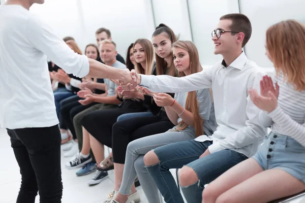 Redner schüttelt dem Briefing-Teilnehmer die Hand — Stockfoto