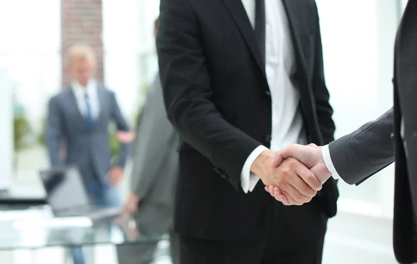 Handdruk van zakenmensen in een modern kantoor — Stockfoto