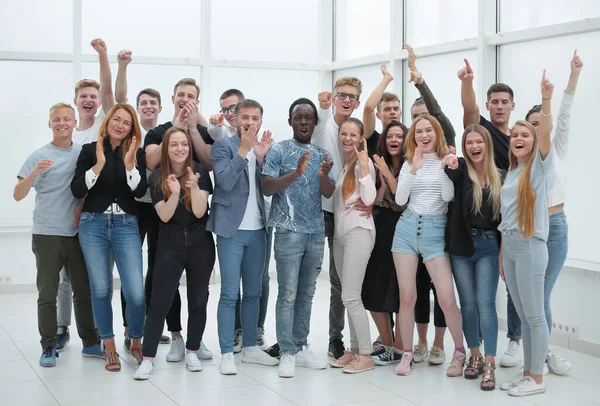 Команда щасливих молодих людей, що стоять разом — стокове фото