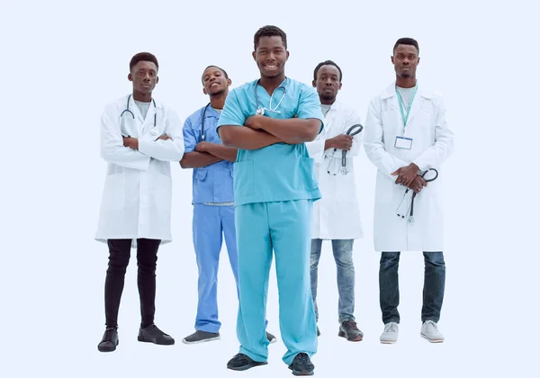 Uśmiechnięty chirurg stojący przed kolegami — Zdjęcie stockowe