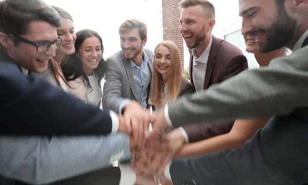 Nahaufnahme. eine Gruppe erfolgreicher junger Menschen, die ihre Hände zusammenlegen — Stockfoto