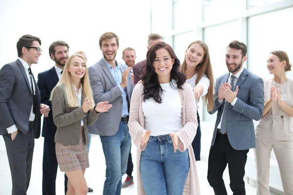 Líder mulher feliz no fundo de sua equipe de negócios — Fotografia de Stock