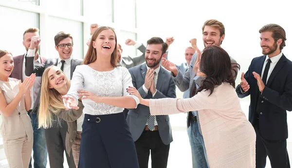 Fiducioso team leader di fronte ai suoi colleghi — Foto Stock