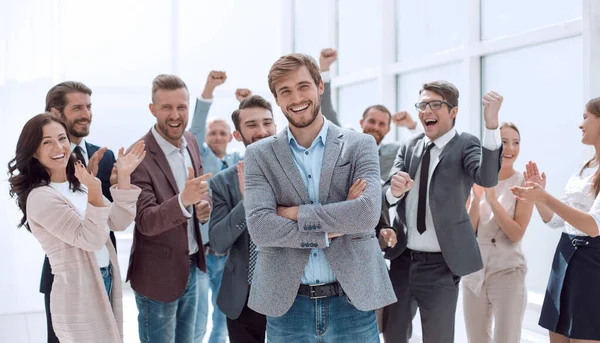 Empresario sonriente en el fondo del equipo de negocios jubiloso —  Fotos de Stock