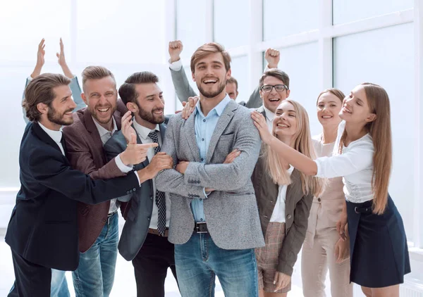 Szczęśliwy zespół biznesowy gratuluje liderowi. koncepcja sukcesu — Zdjęcie stockowe