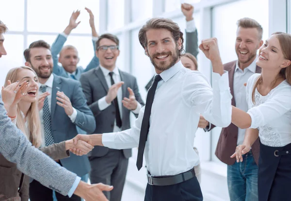 Glücklicher junger Geschäftsmann mit unternehmerischem Hintergrund. — Stockfoto