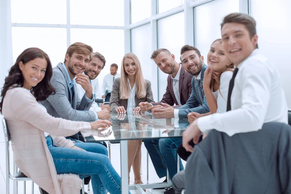 Успішна бізнес команда сидить за столом у конференц-залі — стокове фото