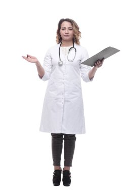 Genç bayan doktor elinde dosya ile. bir beyaz üzerinde izole