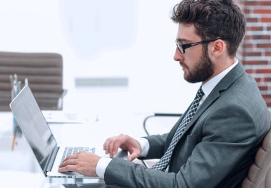 Masa başında oturan parlak ofiste çalışan iş adamı