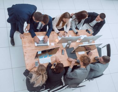 İş ekibi ofise gelen bilgileri analiz ediyor.