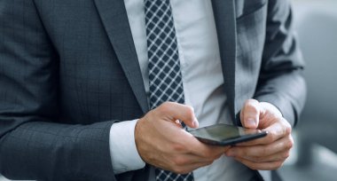 genç adam akıllı telefon ekranına bakarak