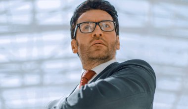 Yakışıklı iş adamı saatine bakıyor.