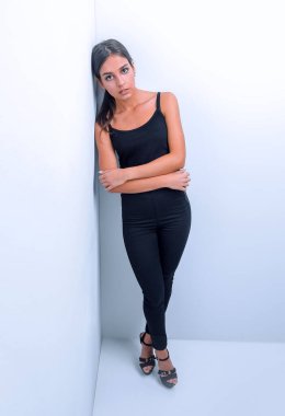 ileri yürüyüş dalgın genç kadın.