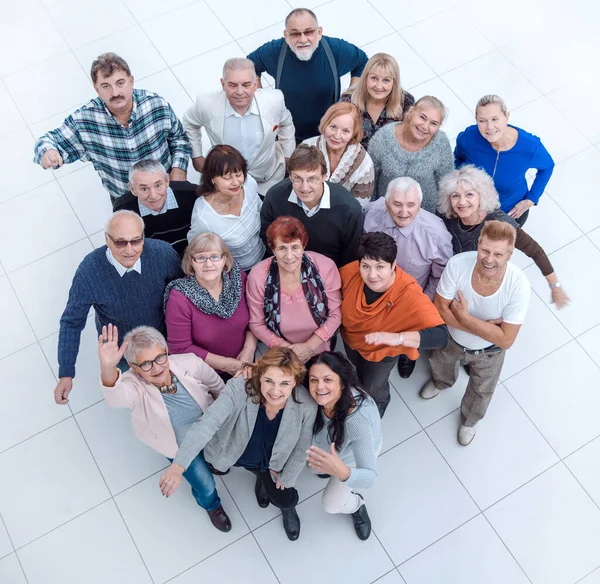 Група різноманітних літніх людей, що стоять разом  . — стокове фото