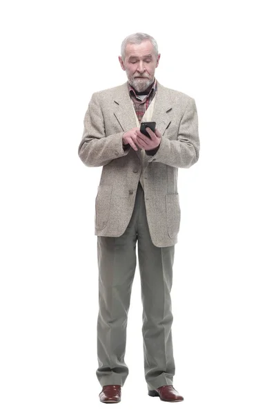 Homem de negócios idoso com um smartphone. isolado em um branco — Fotografia de Stock