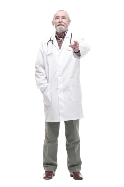 Médico competente de edad avanzada con un estetoscopio. aislado en un blanco —  Fotos de Stock