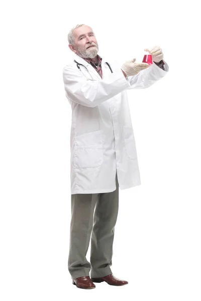 Idős, hozzáértő orvos egy laboratóriumi lombikkal a kezében. — Stock Fotó