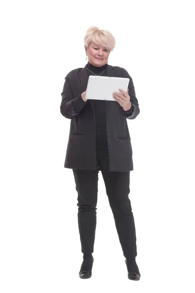 Vuxen affärskvinna med en digital tablett. — Stockfoto