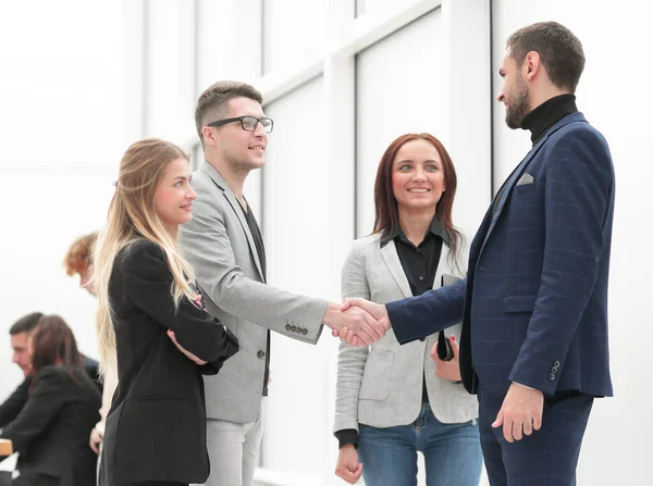Бізнес-колеги вітають один одного рукостисканням — стокове фото