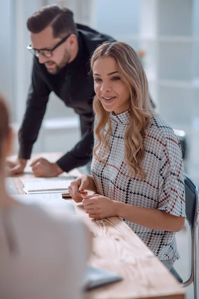 Equipo de proyecto empresarial trabajando juntos en la sala de reuniones —  Fotos de Stock