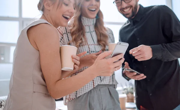 Equipe de negócios lendo e-mails em seus smartphones. — Fotografia de Stock