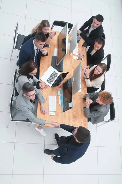 Vista superior. gerente de projeto em uma reunião com a equipe de negócios. — Fotografia de Stock