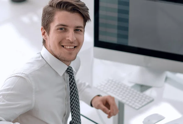 Zaměstnanec sedí v přední části monitoru počítače — Stock fotografie