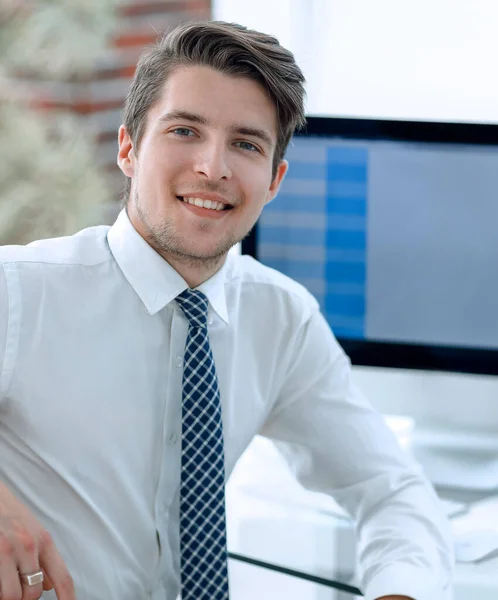 Anställd som sitter framför en datorskärm — Stockfoto
