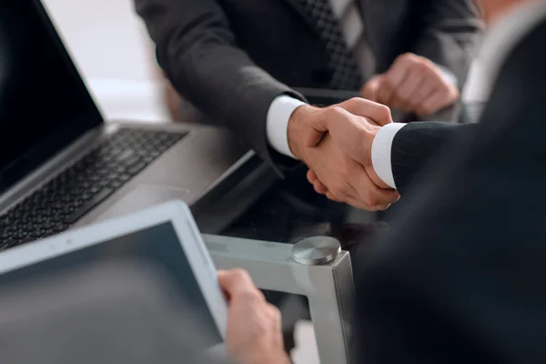 Stretta di mano sicura dei partner commerciali — Foto Stock