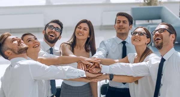 Happy business team showing their unity and looking up — Stock Photo, Image