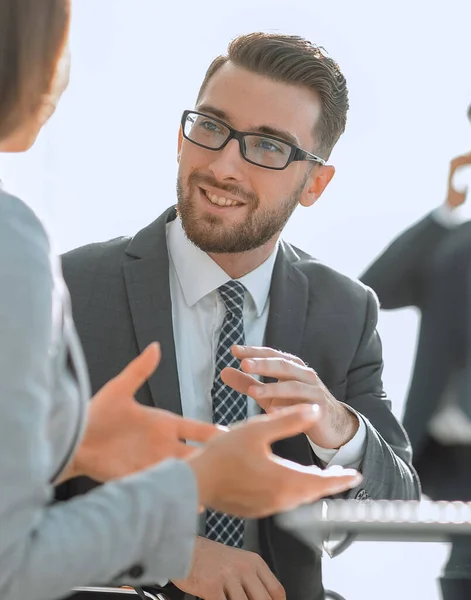 Kendine güvenen bir adam iş görüşmesi sırasında röportajcısıyla konuşuyor. — Stok fotoğraf