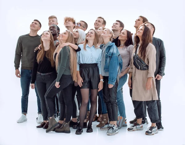 Группа счастливых молодых людей, смотрящих на пространство для копирования — стоковое фото