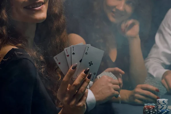 Dört as bir arada gösterilen kadın poker oyuncusu — Stok fotoğraf