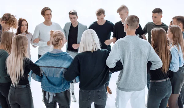 Группа разных молодых людей, стоящих в кругу — стоковое фото