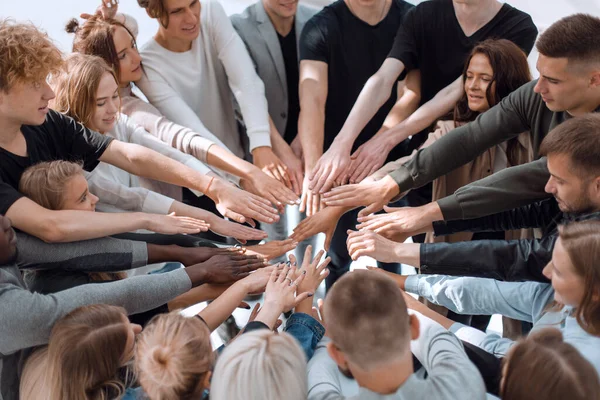 Sokszínű emberek csoportja, akik körbe fonják a kezüket. — Stock Fotó