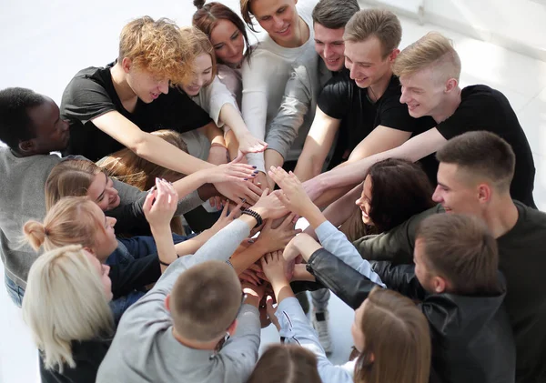 Grupa różnorodnych osób łączących ręce w kręgu. — Zdjęcie stockowe
