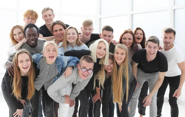 Em pleno crescimento. jovens felizes em pé juntos — Fotografia de Stock