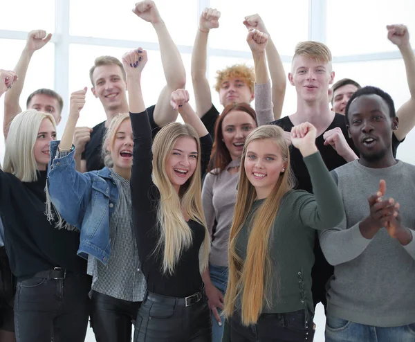 De cerca. grupo de jóvenes sonrientes que muestran su éxito — Foto de Stock