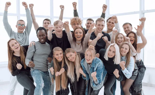 Nahaufnahme. eine jubelnde Gruppe fröhlicher junger Menschen. — Stockfoto