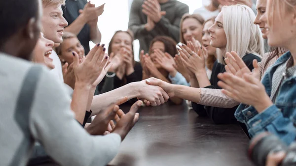Deelnemers aan de jongerenbriefing, elkaar de hand schudden — Stockfoto