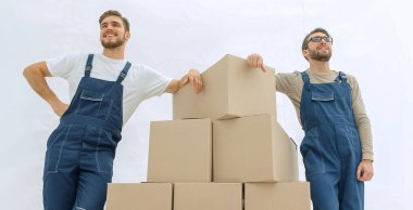 Genç adam bir kutu kutu yığını için taşıyan.