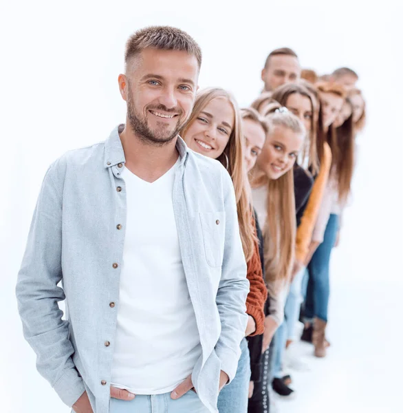 Chico guapo de pie delante de un grupo de jóvenes — Foto de Stock