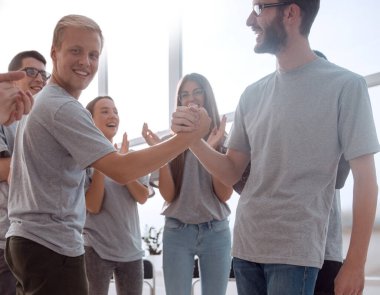 Çemberde oturan bir grup gencin bulanık görüntüsü