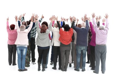Bir grup yetişkin insan ellerini kaldırıyor.