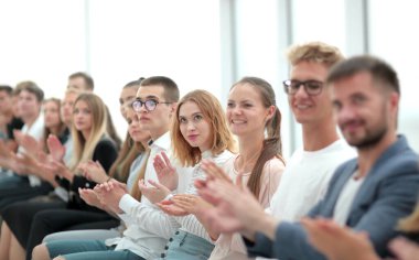 Genç seminer katılımcıları toplantı sırasında alkışlıyorlar