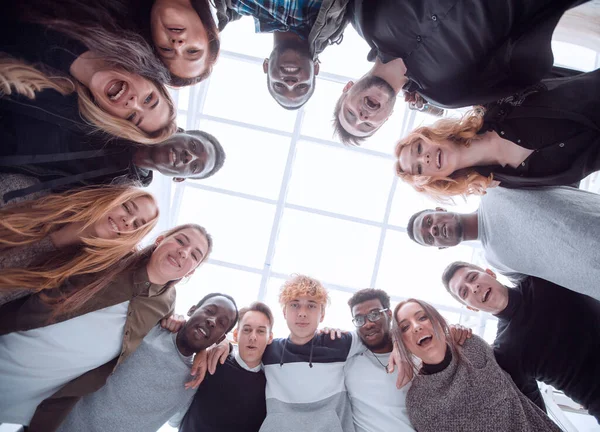 På nära håll. grupp glada ungdomar som står i en cirkel — Stockfoto